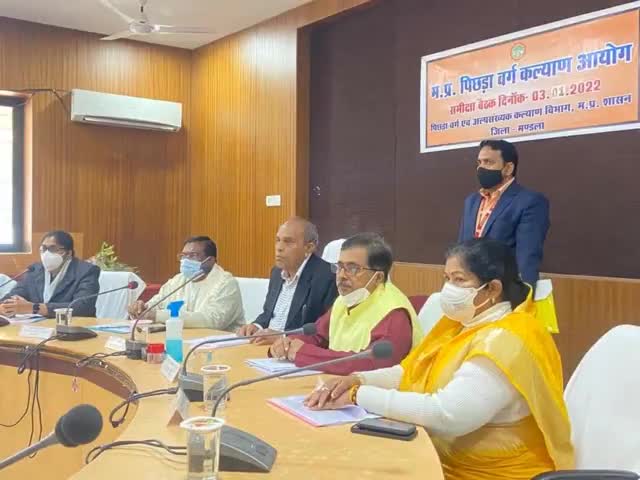 #मंडला 

मध्य प्रदेश पिछड़ा वर्ग कल्याण आयोग के अध्यक्ष श्री गौरीशंकर बिसेन जी के साथ आज कलेक्ट्रेट सभागृह मंडला में जिले के संबंधित अधिकारियों के साथ बैठक की ।
Gaurishankar Bisen