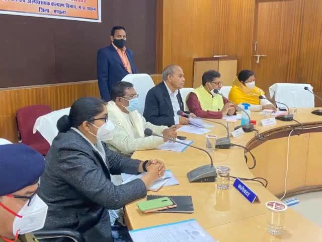 #मंडला 

मध्य प्रदेश पिछड़ा वर्ग कल्याण आयोग के अध्यक्ष श्री गौरीशंकर बिसेन जी के साथ आज कलेक्ट्रेट सभागृह मंडला में जिले के संबंधित अधिकारियों के साथ बैठक की ।
Gaurishankar Bisen