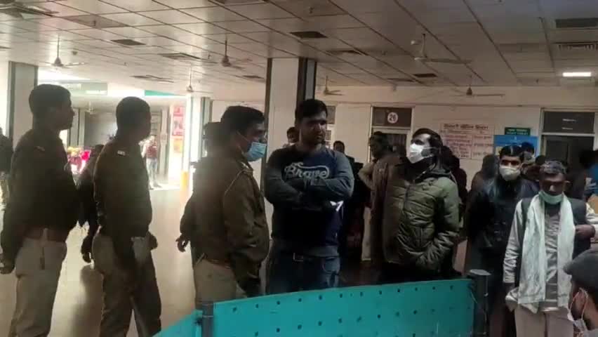 सैफई: #सैफई थाना पुलिस ने उत्तर प्रदेश आयुर्विज्ञान विश्वविद्यालय में चलाया संदिग्ध व्यक्तियों के खिलाफ चेकिंग अभियान।