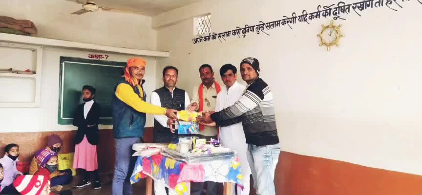 *बच्चो का जितना पढ़ना लिखना जरूरी है उतना ही खेलना कूदना भी जरूरी है*
     इसी #उद्देश्य को मद्देनजर रखते हुए मझगवा के युवाओं ने रमाकांत पांडेय के नेतृत्व में एवं निरंजन जायसवाल जी के सराहनीय #योगदान से नवीन सरस्वती #स्कूल मझगवा में छात्र छ