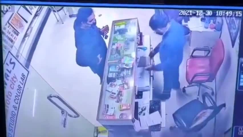 दुकान में मासूम दिख रहें बच्चे ने महज 5 सेकेंड में ही चुराया iPhone .. दिल्ली की है घटना
#cctvfootage
#delhi