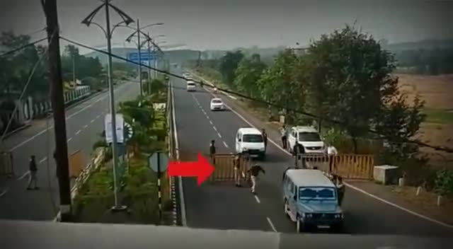 मध्यप्रदेश पुलिस का तानासाही रवैया कैमरे मे हुआ रिकार्ड #भोपाल_एयरपोर्ट यह है #मध्यप्रदेश_पुलिस जो लोगो के साथ अन्याय कर रही है। #Shivraj_Singh_Chouhan
#narottammisha #narendramodi #chandrashekharazad