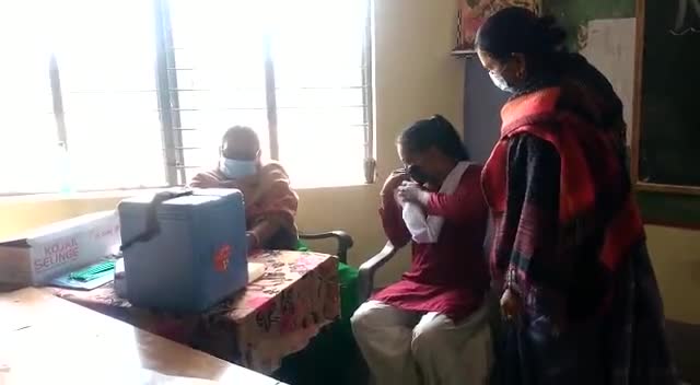 #हटा ब्लॉक में 26 केंद्रों में 15 से 18 साल के बच्चों के लिए लगाई जा रही है वैक्सीन, वैक्सीन लगने से छात्राओं में उत्साह