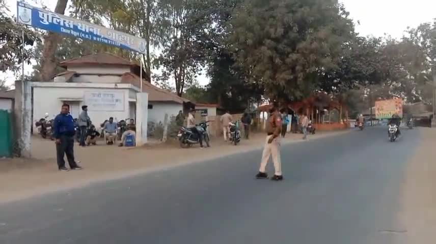 शाहपुर: शाहपुर पुलिस ने यातायत नियमों का उल्लंघन करने वाले 6 वाहन चालकों पर कार्यवाई करते हुए ₹1500 का जुर्माना वसूला