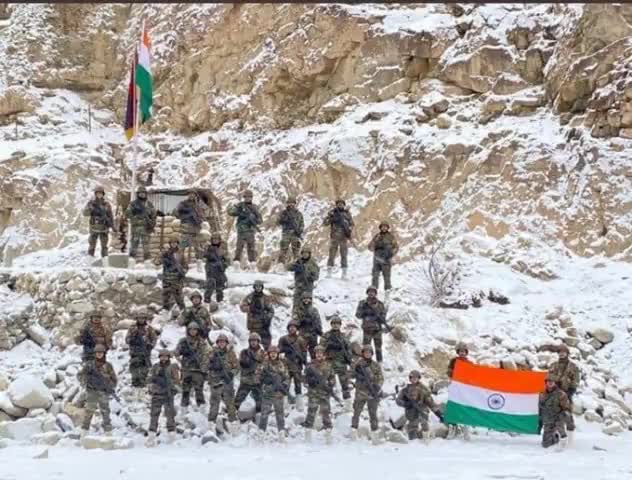 इतने बाज़ू इतने सर गिनले दुश्मन ध्यान से
हारेगा वो हर बाज़ी जब खेले हम जी जान से

#गलवान_घाटी में तिरंगे के साथ भारत माँ के वीर सपूत।।