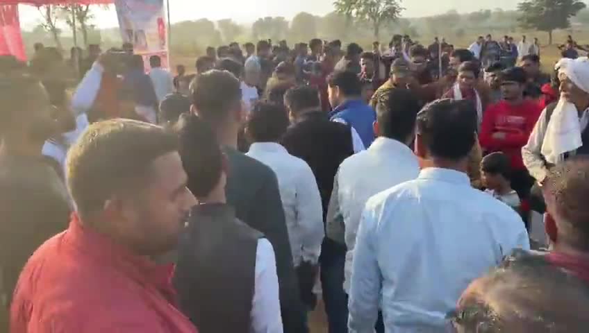 आज ग्राम पुरा में आयोजित #कबड्डी प्रतियोगिता में पहुंच कर कार्यक्रम का उद्घाटन किया एवं खेल को देखते हुए सभी खिलाड़ियों का उत्साह वर्धन कर खेल का आनंद लिया

🇧🇾🇧🇾🇧🇾🇧🇾🇧🇾🇧🇾🇧🇾🇧🇾
वीरेन्द्र प्रताप सिंह यादव (वीरु भैया)