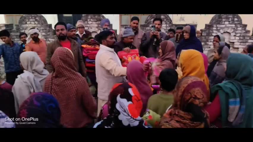 139 विधानसभा गोला के मोहल्ला मुन्नूगंज व ग्राम हाफिजपुर में जरूरतमंदों को कंबल वितरण करते हुए #सपा_नेता #वारिस_अली_अंसारी
