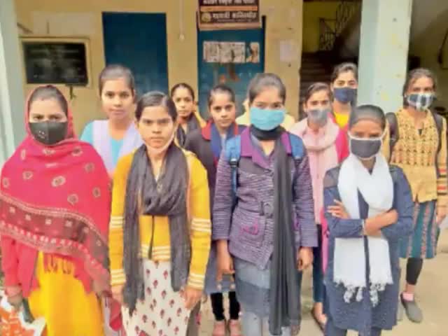 नालंदा के बिहारशरीफ में 15 से 18 वर्षो के 6749 बच्चे तथा बच्चिया ने लिया वैक्सीन.
#Biharsharif #Nalnada #Corona #vaccine