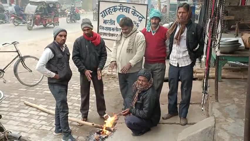 खलीलाबाद: #खलीलाबाद के #घोरखल में नगर पालिका की तरफ से नहीं है #अलाव की व्यवस्था ठंड से ठिठुरते लोग अपना अलाव जलाकर तापने पर मजबुर