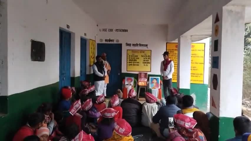 कल दिनांक 3 जनवरी 2022 को प्रथम महिला शिक्षिका, महिला सशक्तिकरण में अद्भुत योगदान देने वाली शिक्षा की देवी माता #सावित्रीबाई_फुले जी की जयन्ती पर #कप्तानगंज_विधानसभा क्षेत्र के बनकटा दूबे गांव में लोगों को इनके विचारों से अवगत कराया गया