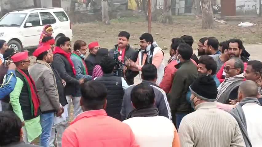 खलीलाबाद: #खलीलाबाद जूनियर हाई स्कूल में चैनल के एक डिबेट के दौरान #सपा व #भाजपा के #नेताओं ने गिनाई अपने-अपने सरकार की उपलब्धियां