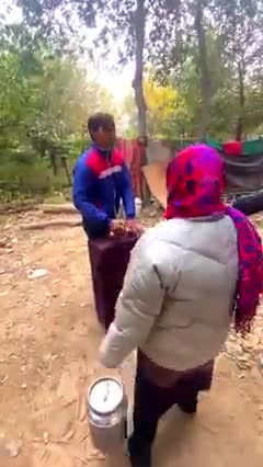 #दिनदहाड़े बच्चे की चोरी का मामला सामने आया है बच्चे को किया एक सूटकेस में बंद और बच्चे रोने के कारण पकड़ाया चोर#corona