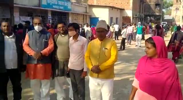 झामुमो प्रखण्ड अध्यक्ष चन्दन के नेतृत्व में झामुमो नेताओं ने सीएचसी #भवनाथपुर का किया दौरा ।