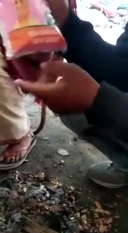 सोच #ईमानदार काम दमदार कम्पनी का नमक कर रहा है लोगो को #रोगों_से_ग्रसित नमक के पैकेट से पाए गए #कांच और #पत्थर के #टुकडे