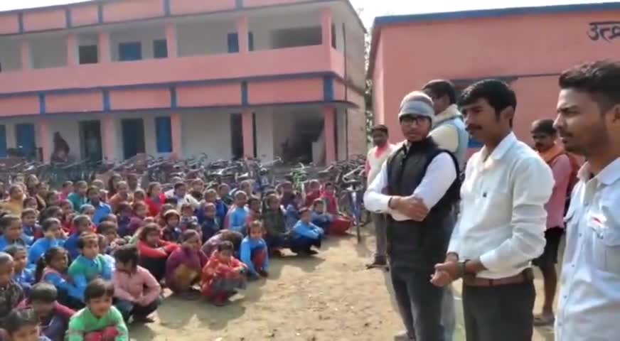 युवा खिला रहे है गांव गांव जाके 
बच्चों के बीच शिक्षा🙏🙏
#शिक्षा #कुचायकोट