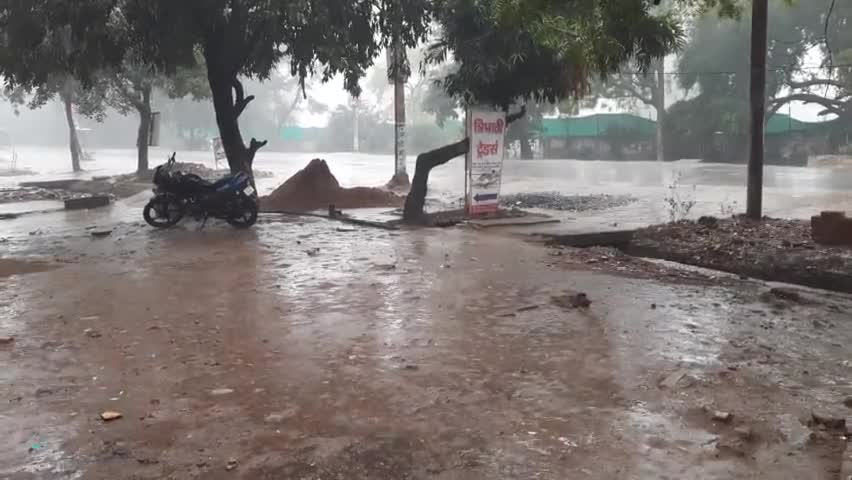 उरई में आज सुबह से ही हो रही झमाझम बारिश , बारिश के कारण जनजीवन हुआ प्रभावित

#उरई #जालौन