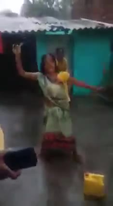 बिहार में शराबबंदी कानून लागू होने के बाद जब बिहार पुलिस पकड़ने गई तो महिला ने काल का रूप धारण किया।।
#वायरल 
#viralvide