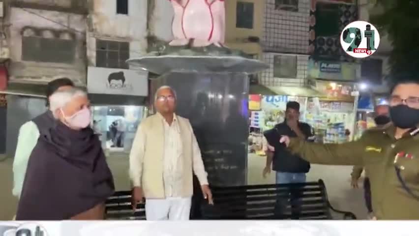भोपाल– कलेक्टर के मास्क के औचक निरीक्षण के दौरान पूर्व विधायक बिना मास्क के आएं नज़र।#bpl #indorelynching #corona_case