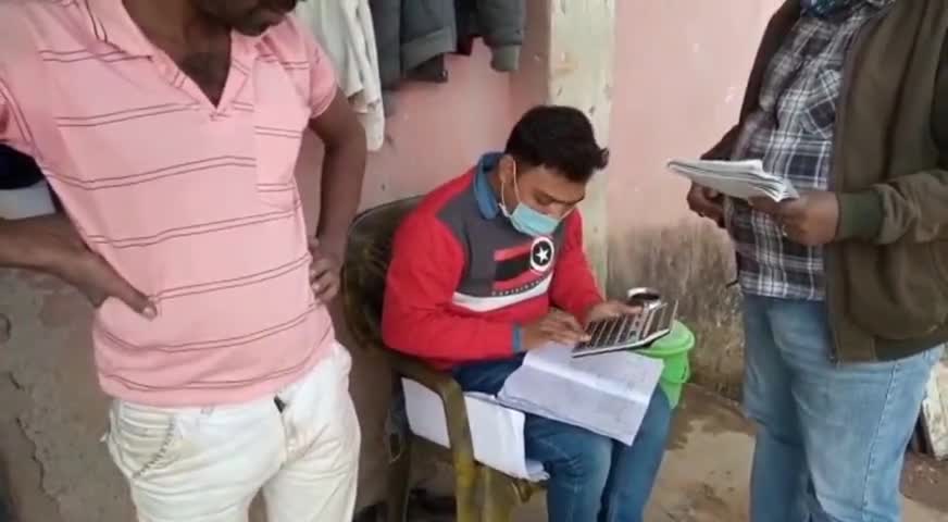 भवनाथपुर: SDO के निर्देश को धता बतलाते हुए भवनाथपुर के एफसीआई गोदाम पर डीलरों और दलालों के लग रहा है जमावड़ा,प्रशासन मौन#मनमानी