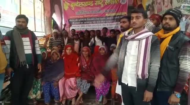 अन्याय के खिलाफ #लामबंद हुये बुन्देली बबेरु चौराहे पर अनशन कर लगा रहे न्याय की गुहार #जिलाप्रशासन PCको न्याय दो न्याय दो