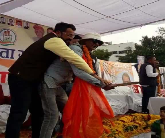 काशीपुर/उत्तराखंड- पूर्व CM हरीश रावत की सुरक्षा में चूक, मंच पर छुरा लेकर पहुंचा शख्स #uttarakahand #harishrawat
