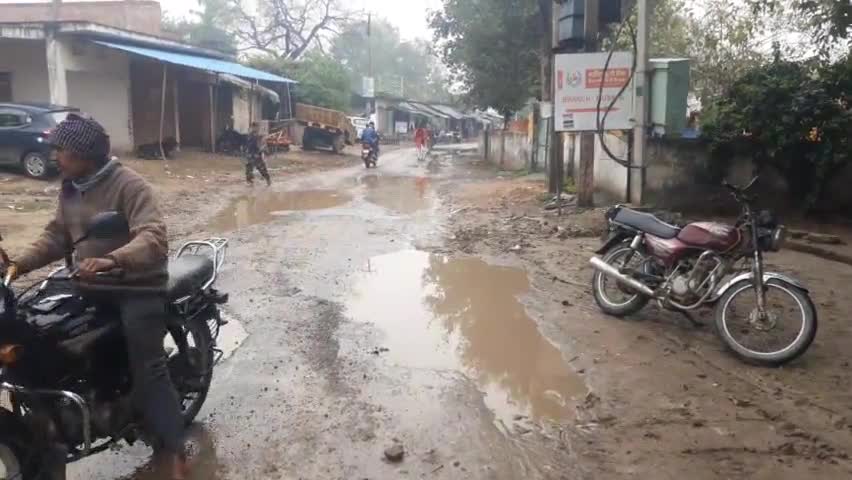 #मुसाफा ग्राम में नाली व नाला चोक के चलते सड़क पर भारी जलभराव, राहगीरों को निकलने पर उठा रहे दिक्कते  । जनताप्रतिनिधि मूक