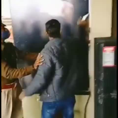 चित्रकूट में बजरंग दल के कार्यकर्ताओं ने जावेद हबीब के सैलून में की तोड़फोड़।
#JawedHabib
#Bajrangdal
#Hindu_sangathan