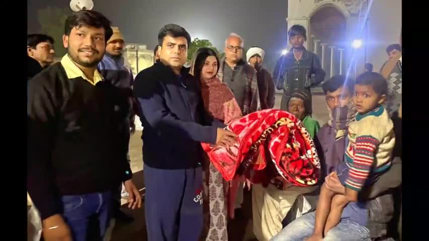 सैफई: #सैफई के घंटाघर के पास पूर्व सांसद तेजप्रताप यादव ने पत्नी राजलक्ष्मी यादव के साथ गरीबों को कंबल बितरण किए।