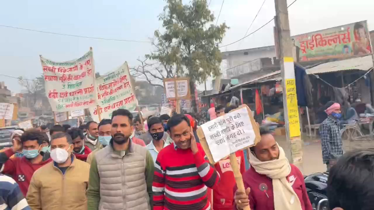 पश्चिमी चम्पारण के लौरिया में सब्ज़ी विक्रेता संघ के स्थाई मंडी के माँग को ले कर चल रहे  धरना प्रदर्शन में सामिल हो कर #युवा_राजद का समर्थन दिया।
#व्यवसाय_विरोधी_नीतीश_सरकार