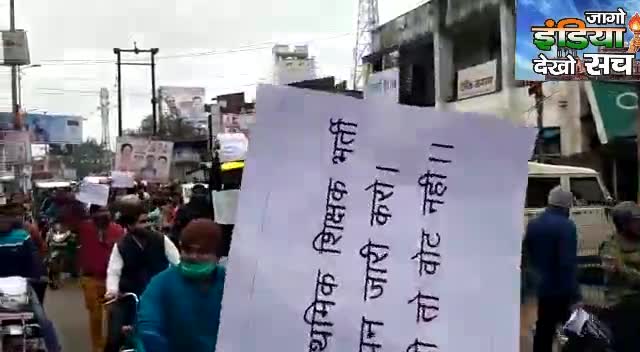 जालौन उरई मे कलेक्ट्रेट परिसर के सामने छात्र एवं छात्राओं ने97 हजार भर्ती को लेकर डीएम को सौपा#jidsnews #urainews