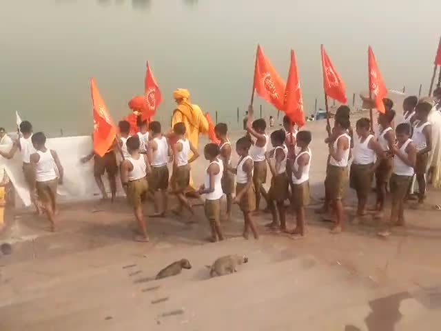 #वेद की #ज्योति जलती रहे आर्य समाज अमर रहे ओम का #झंडा #ऊंचा रहे के नारों से #होशंगाबाद #गुरुकुल के बच्चे मां #नर्मदा का #भ्रमण करते