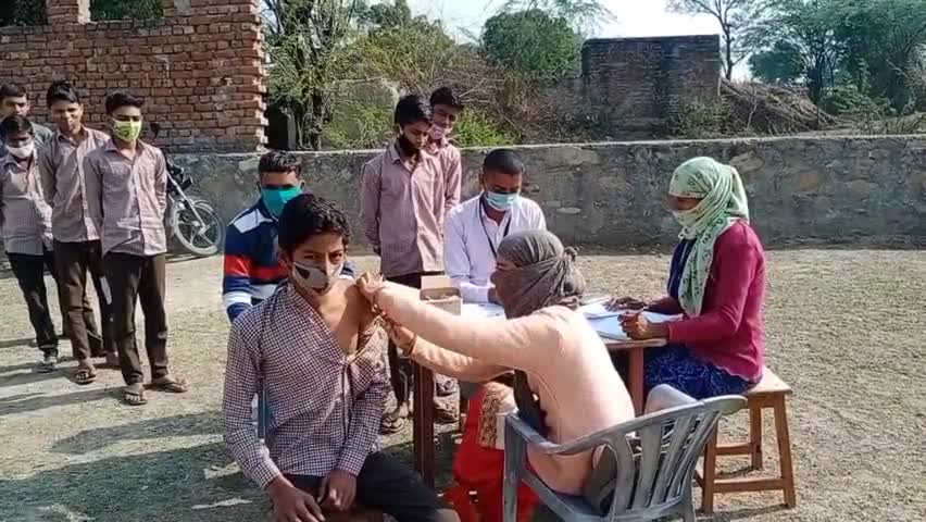मौजमाबाद: मोजमाबाद के लोरडी गांव में स्कूली बच्चों को टीकाकरण करते हुए चिकित्सा विभाग की टीम, #चिकित्सा #राजस्थान :कोरोना #टीकाकरण