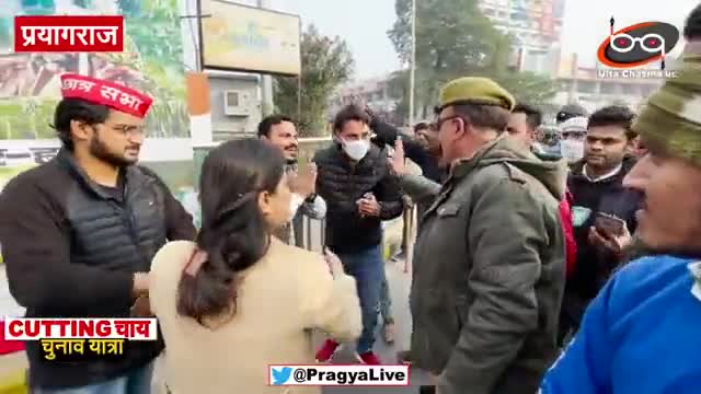 सपा के फर्क साफ है वाले जवाबी पोस्टर से चिढ़ गए दरोगा जी समझाने लगे कानून | Pragya  |Prayagraj
#आदर्श#आचार_संहीता