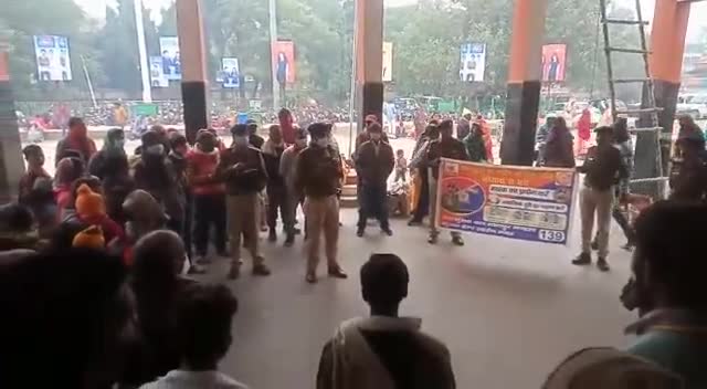 खगड़िया: #खगड़िया आरपीएफ इंस्पेक्टर रेल यात्रियों को कोविड गाइडलाइन पालन के प्रति जागरूक किया। इस दौरान यात्रियों को शपथ भी दिलाई।