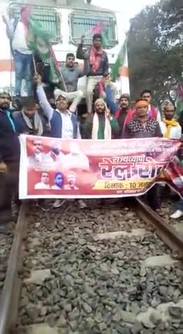 #रेल चक्का जाम किया गया #मानसी जंक्शन पर हाटे बाजार एक्सप्रेस को रोककर कार्यकर्ताओं द्वारा #MSP लागू करना होगा बिहार को