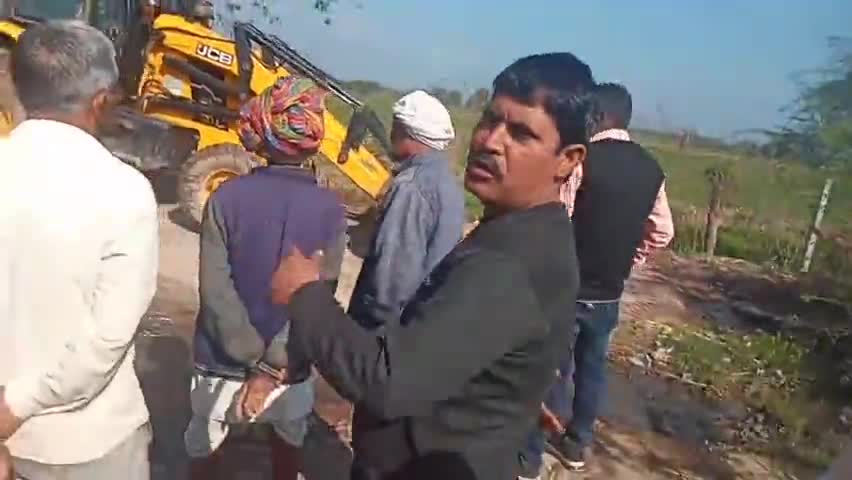 सरपंच सोनिया सेनी के संग ग्राम ढाकणी  में प्रशासन के संग कांटो की बाढ़ हटाए ग्रामीण एकत्रित हुए #newsnow18 #lokesh9976