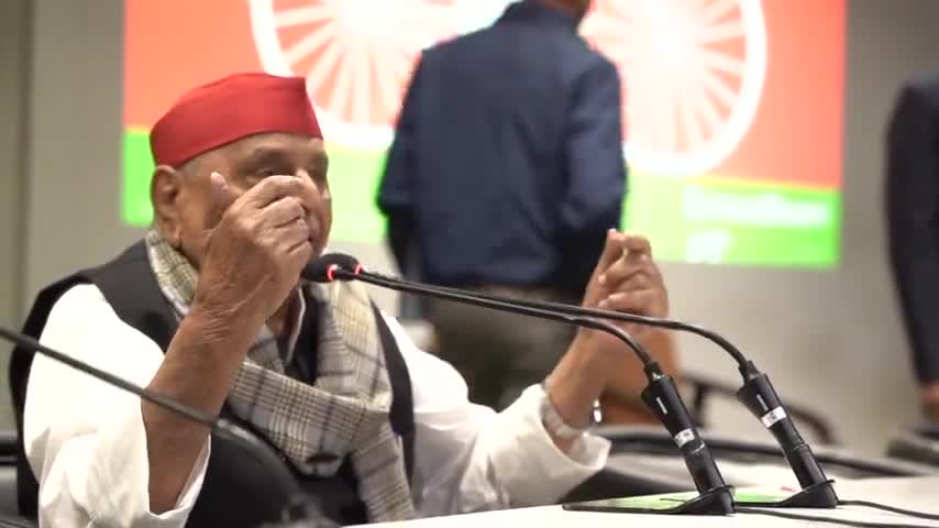 कन्नौज: कल आदरणीय नेता जी बताया भाजपा लाल टोपी से डर गई है और हम सब युवा करकर्ताओं को संबोधित किया।
#मुलायम_सिंह_यादव_जी। #आदिल