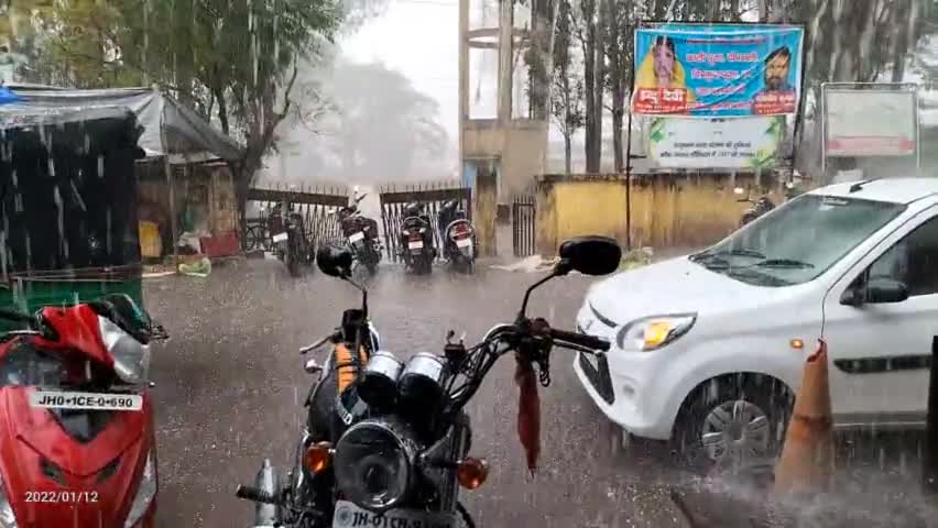कांके: ####कांके ब्लॉक चौक में मौसम खराब, जोरदार बारिश के साथ बरफ के ओले गिरे  और  चौक बिलकुल सन्नाटा ######