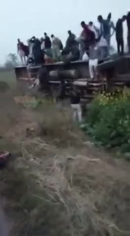 फतेहाबाद: फतेहाबाद-गाँव धागड़ के पास सरसों के खेतो में पलटी हरियाणा रोडवेज की बस,फतेहाबाद के गाँव गोरखपुर जा रही थी बस#roadways