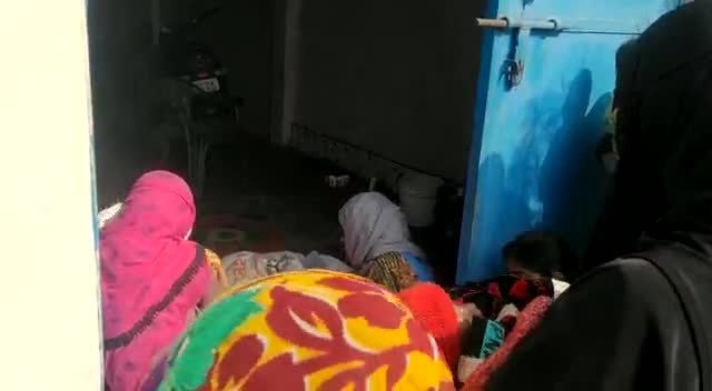 आंगनवाड़ी कार्यकत्रियों द्वारा  जैनपुर में राशन वितरण होता हुआ
#ration