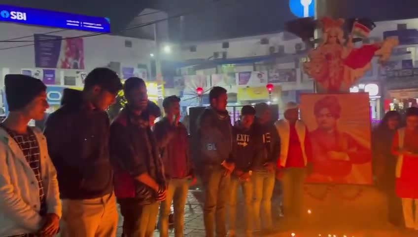 #स्वामी_विवेकानंद_जयंती
विद्यार्थी परिषद औरंगाबाद नगर इकाई द्वारा स्वामी विवेकानंद जी की 159वीं जयंती पर शायं बेला में 159 दीप जलाकर दीपोत्सव मनाया।