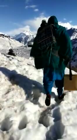 स्वास्थ्य विभाग की टीम ने 6 घंटे पैदल बर्फ मे चल कर मांधा PHC मे Covid19 का टीकाकरण किया। #Bharmour