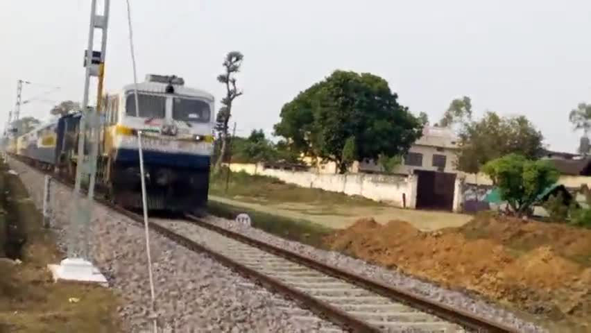 गोला गोकरणनाथ: 05085 मैलानी लखनऊ जंक्शन विशेष गाड़ी गोला गोकर्णनाथ रेलवे स्टेशन के नजदीक
#railwayline