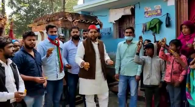 चौरीचौरा: चौरी चौरा विधानसभा में सपा नेता काली शंकर ने लोगों को हल्दी बांट कर स्वच्छ और सही सरकार चुनने की अपील किया है।#ab news