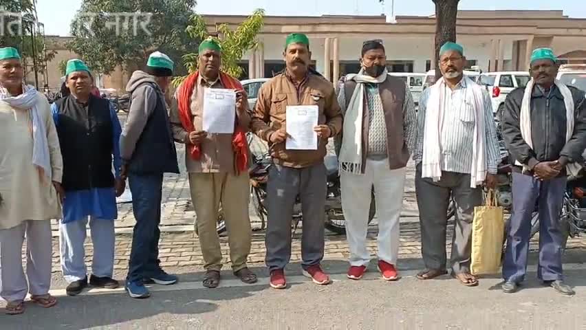 खलीलाबाद: #खलीलाबाद के जंगल उन में लकड़ी के पोल के सहारे मिल रही है #बिजली आपूर्ति वर्षों से #ज्ञापन देने के बाद भी नहीं लगा #पोल