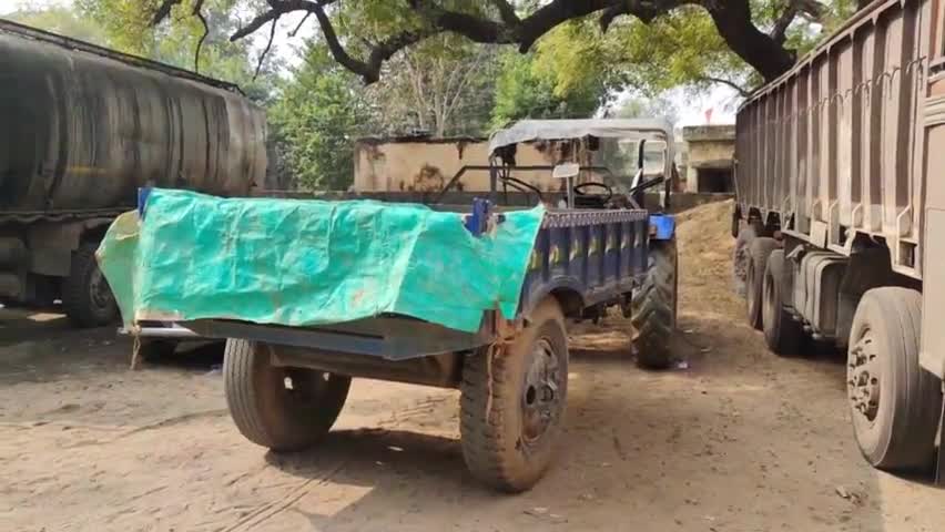 गढ़वा: जिले में बालू लदे ट्रैक्टर को पुलिस ने किया जब्त, बालू सड़क पर गिराकर भागा चालक #ट्रैक्टर #जब्त
