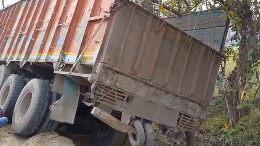 #कदवा :बझारा चौक के समीप ट्रक पलटने से ड्राइवर खलासी बाल बाल बचे