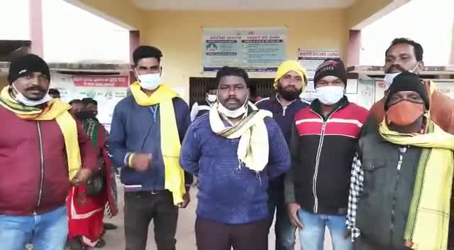 गोंडवाना रत्न दादा हीरा सिंह मरकाम जी के जन्मदिवस पर सामुदायिक स्वास्थ्य केंद्र पाली में फल वितरण कर मनाया जयंती।#ggp