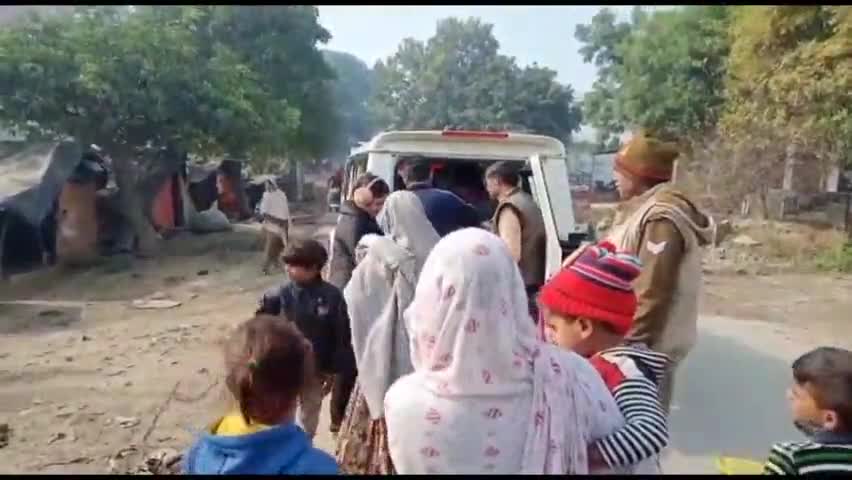 सैफई: #मकर संक्रांति पर्व पर नायब तहसीलदार सैफई ने जसवंतनगर रोड पर पत्नी के साथ खिचड़ी का किया वितरण।