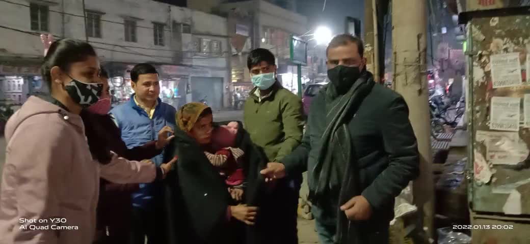 इंडियन रेड क्रॉस सोसाइटी फ़िरो. द्वारा असहाय व जररूतमंदों को शीतलहर से बचाव हेतु रात्रि में #कम्बल वितरण